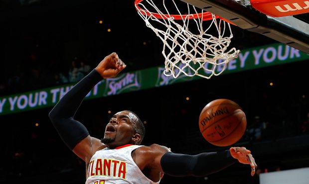 ATLANTA, GA - NOVEMBER 18:  Paul Millsap #4 of the Atlanta Hawks dunks against the Sacramento Kings...