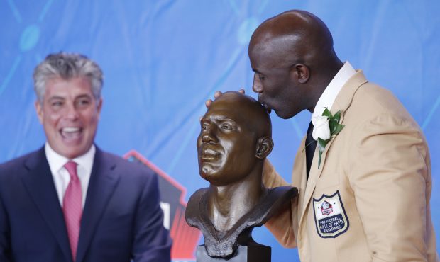 CANTON, OH - AUGUST 05: Terrell Davis kisses his bust as presenter Neil Schwartz looks on during th...