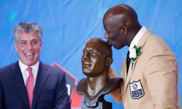 CANTON, OH - AUGUST 05: Terrell Davis kisses his bust as presenter Neil Schwartz looks on during th...