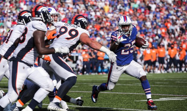 ORCHARD PARK, NY - SEPTEMBER 24:  LeSean McCoy #25 of the Buffalo Bills runs the ball against the D...
