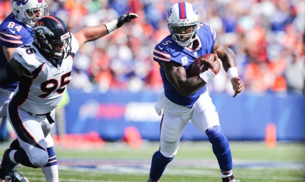 ORCHARD PARK, NY - SEPTEMBER 24:  Tyrod Taylor #5 of the Buffalo Bills runs the ball as Derek Wolfe...
