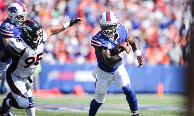 ORCHARD PARK, NY - SEPTEMBER 24:  Tyrod Taylor #5 of the Buffalo Bills runs the ball as Derek Wolfe...