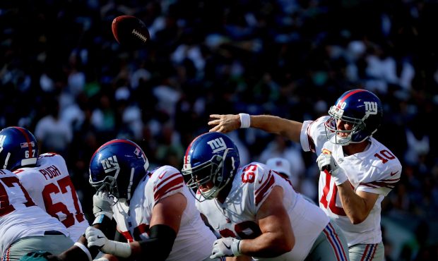 PHILADELPHIA, PA - SEPTEMBER 24:  Eli Manning #10 of the New York Giants throws the ball against th...