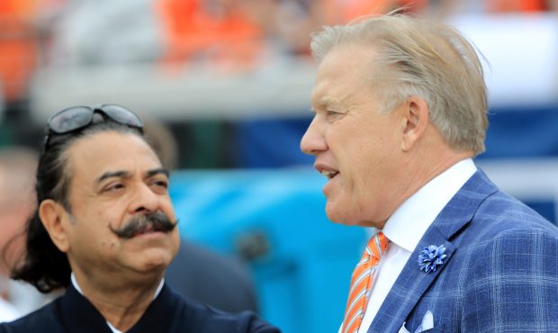 Jacksonville Jaguars owner Shahid Khan, left, talks with Denver Broncos GM John Elway before the ga...