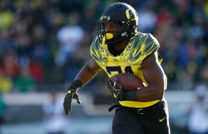 Royce Freeman #21 of the Oregon Ducks runs the ball against the Utah Utes at Autzen Stadium on October 28, 2017 in Eugene, Oregon. (Photo by Jonathan Ferrey/Getty Images)