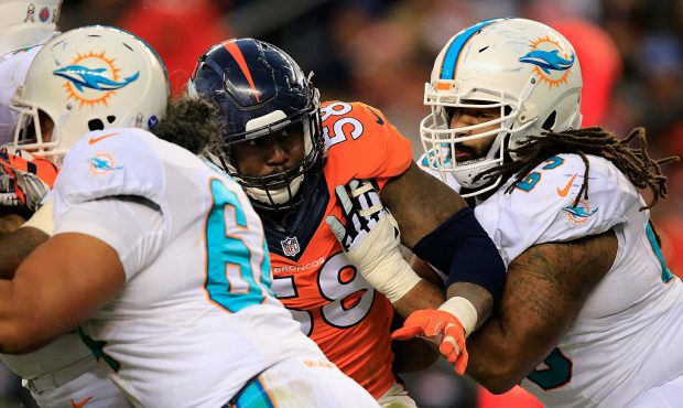 DENVER, CO - NOVEMBER 23:  Outside linebacker Von Miller #58 of the Denver Broncos battles the bloc...