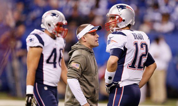 INDIANAPOLIS, IN - NOVEMBER 16:  Football coach Josh McDaniels talks with quarterback  Tom Brady #1...