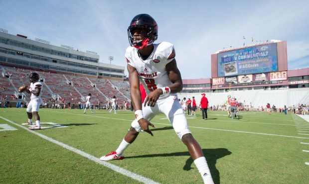 TALLAHASSEE, FL - OCTOBER 21: Quarterback Lamar Jackson #8 of the Louisville Cardinals warms up pri...