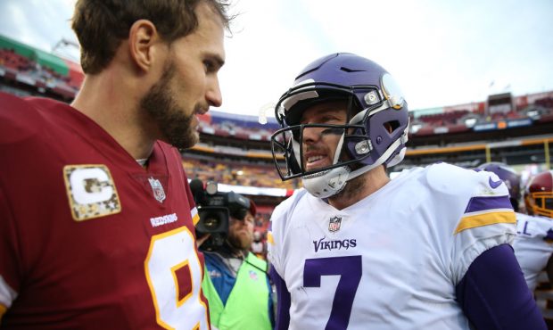 LANDOVER, MD - NOVEMBER 12: Quarterback Kirk Cousins #8 of the Washington Redskins talks with quart...
