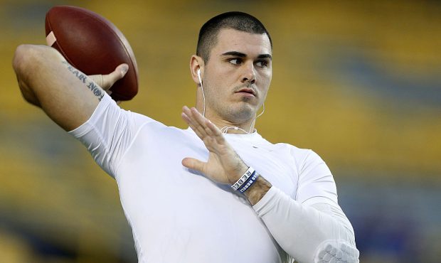 BATON ROUGE, LA - OCTOBER 22: Chad Kelly #10 of the Mississippi Rebels warms up before a game again...