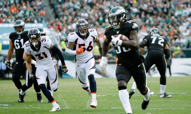 PHILADELPHIA, PA - NOVEMBER 05:  Running back Jay Ajayi #36 of the Philadelphia Eagles runs the bal...