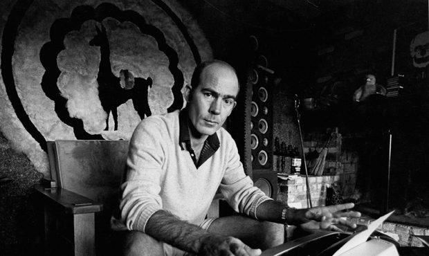 Journalist Hunter S. Thompson sits at his typewriter at his ranch circa 1976 near Aspen Colorado. (...