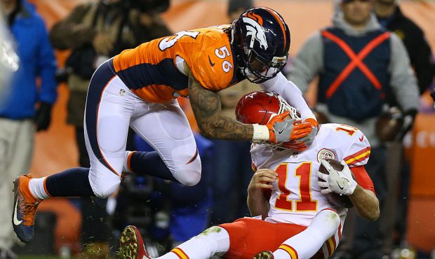 DENVER, CO - NOVEMBER 27:  Outside linebacker Shane Ray #56 of the Denver Broncos tackles quarterba...