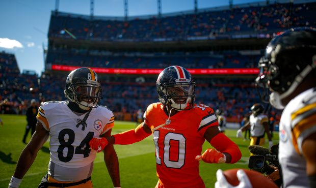 Wide receiver Emmanuel Sanders #10 of the Denver Broncos talks with wide receiver JuJu Smith-Schust...