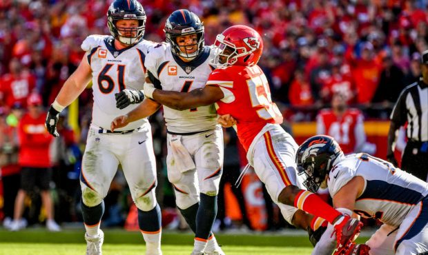 KANSAS CITY, MO - OCTOBER 28: Dee Ford #55 of the Kansas City Chiefs applies pressure to Case Keenu...