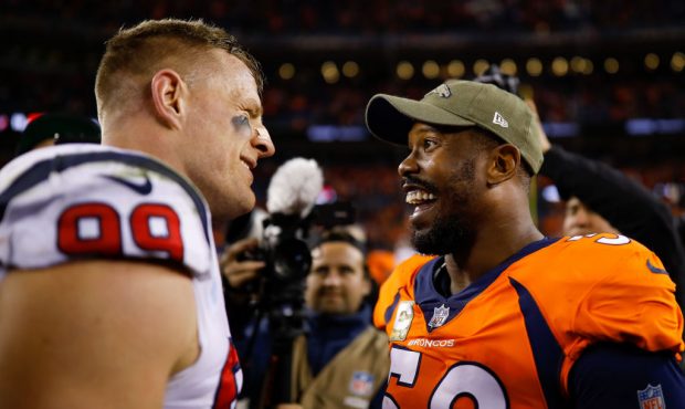 DENVER, CO - NOVEMBER 4:  Outside linebacker Von Miller #58 of the Denver Broncos has a word with d...
