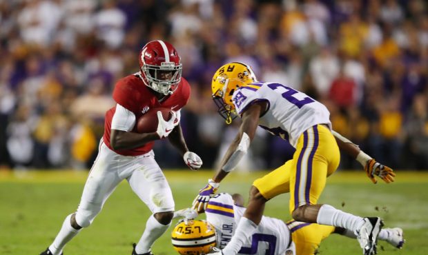 BATON ROUGE, LOUISIANA - NOVEMBER 03: Jerry Jeudy #4 of the Alabama Crimson Tide tries to avoid the...