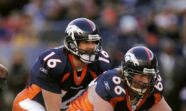 DENVER - DECEMBER 11:  Quarterback Jake Plummer #16 of the Denver Broncos waits for the snap from c...