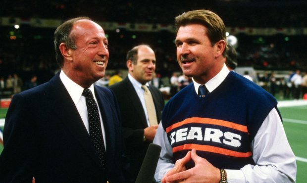 LOUISIANA, NO - JANUARY 26,1986:  Head Coach Mike Ditka (R) of the Chicago Bears talks with NFL Com...
