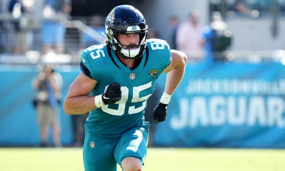JACKSONVILLE, FLORIDA - OCTOBER 10: Dan Arnold #85 of the Jacksonville Jaguars in action against th...