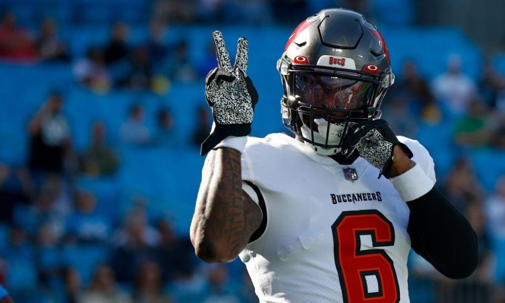 CHARLOTTE, NORTH CAROLINA - DECEMBER 26: Le'Veon Bell #6 of the Tampa Bay Buccaneers on the field b...